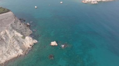 Hava aracı görüntüsü. Yazın Girit, Yunanistan 'da ünlü plaj manzarası. Libya denizinde nehir ve palmiye ağaçları olan ünlü bir sahil. Tropikal ada, Panoramik manzara Girit adasının en güzel plajları