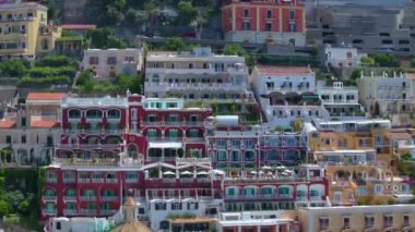 Positano, İtalya 'nın Amalfi Sahili' nde turistik bir yer. Amalfi kıyısındaki ünlü turist beldesinin havadan görünüşü. Yeşil sulu bitki örtüsü, Positano Napoli metropolitan bölgesinde bir köydür.. 