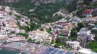 Positano, İtalya 'nın Amalfi Sahili' nde turistik bir yer. Amalfi kıyısındaki ünlü turist beldesinin havadan görünüşü. Yeşil sulu bitki örtüsü, Positano Napoli metropolitan bölgesinde bir köydür.. 
