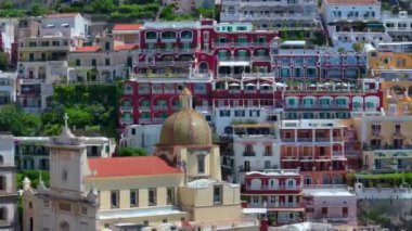 Positano, İtalya 'nın Amalfi Sahili' nde turistik bir yer. Amalfi kıyısındaki ünlü turist beldesinin havadan görünüşü. Yeşil sulu bitki örtüsü, Positano Napoli metropolitan bölgesinde bir köydür.. 