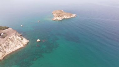 Hava aracı görüntüsü. Yazın Girit, Yunanistan 'da ünlü plaj manzarası. Libya denizinde nehir ve palmiye ağaçları olan ünlü bir sahil. Tropikal ada, Panoramik manzara Girit adasının en güzel plajları