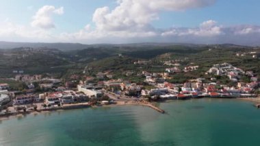Hava aracı görüntüsü. Yazın Girit, Yunanistan 'da ünlü plaj manzarası. Libya denizinde nehir ve palmiye ağaçları olan ünlü bir sahil. Tropikal ada, Panoramik manzara Girit adasının en güzel plajları