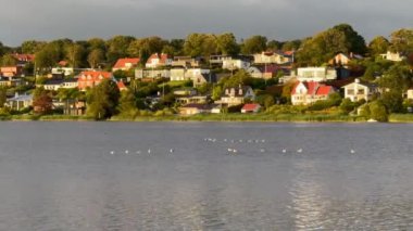 Danimarka 'da Viborg Gölü kıyısındaki villalar, Danimarka, Jutland, Harici, küçük balıkçı limanının yanındaki renkli evler, eski kereste evi. video halk parkında çekildi.