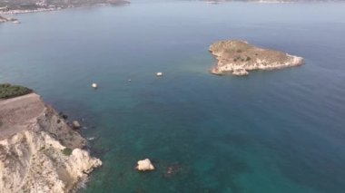 Hava aracı görüntüsü. Yazın Girit, Yunanistan 'da ünlü plaj manzarası. Libya denizinde nehir ve palmiye ağaçları olan ünlü bir sahil. Tropikal ada, Panoramik manzara Girit adasının en güzel plajları