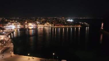Geceleri Chania kasabası, Deniz feneri, İHA çekimi, Girit, Yunanistan, Chania 'nın muhteşem deniz feneri, Güzel Eski Şehir, Yunanistan ve en güzel manzaralı yerleri ile havadan görünüşü - eski güzel kasaba manzarası 