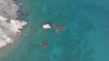 Hava aracı görüntüsü. Yazın Girit, Yunanistan 'da ünlü plaj manzarası. Libya denizinde nehir ve palmiye ağaçları olan ünlü bir sahil. Tropikal ada, Panoramik manzara Girit adasının en güzel plajları