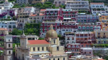 Positano, İtalya 'nın Amalfi Sahili' nde turistik bir yer. Amalfi kıyısındaki ünlü turist beldesinin havadan görünüşü. Yeşil sulu bitki örtüsü, Positano Napoli metropolitan bölgesinde bir köydür.. 