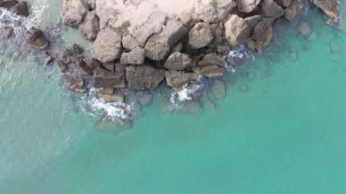 Hava aracı görüntüsü. Yazın Girit, Yunanistan 'da ünlü plaj manzarası. Libya denizinde nehir ve palmiye ağaçları olan ünlü bir sahil. Tropikal ada, Panoramik manzara Girit adasının en güzel plajları