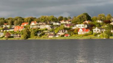 Danimarka 'da Viborg Gölü kıyısındaki villalar, Danimarka, Jutland, Harici, küçük balıkçı limanının yanındaki renkli evler, eski kereste evi. video halk parkında çekildi.