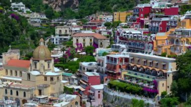 Positano, İtalya 'nın Amalfi Sahili' nde turistik bir yer. Amalfi kıyısındaki ünlü turist beldesinin havadan görünüşü. Yeşil sulu bitki örtüsü, Positano Napoli metropolitan bölgesinde bir köydür.. 