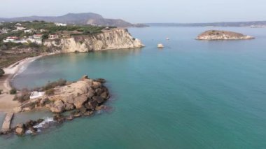 Hava aracı görüntüsü. Yazın Girit, Yunanistan 'da ünlü plaj manzarası. Libya denizinde nehir ve palmiye ağaçları olan ünlü bir sahil. Tropikal ada, Panoramik manzara Girit adasının en güzel plajları