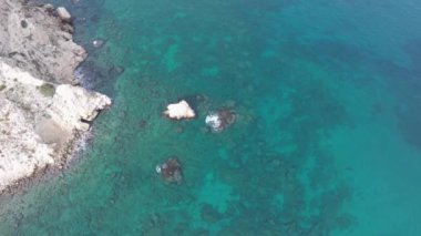 Hava aracı görüntüsü. Yazın Girit, Yunanistan 'da ünlü plaj manzarası. Libya denizinde nehir ve palmiye ağaçları olan ünlü bir sahil. Tropikal ada, Panoramik manzara Girit adasının en güzel plajları