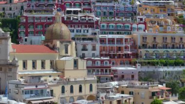 Positano, İtalya 'nın Amalfi Sahili' nde turistik bir yer. Amalfi kıyısındaki ünlü turist beldesinin havadan görünüşü. Yeşil sulu bitki örtüsü, Positano Napoli metropolitan bölgesinde bir köydür.. 