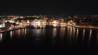 Geceleri Chania kasabası, Deniz feneri, İHA çekimi, Girit, Yunanistan, Chania 'nın muhteşem deniz feneri, Güzel Eski Şehir, Yunanistan ve en güzel manzaralı yerleri ile havadan görünüşü - eski güzel kasaba manzarası 