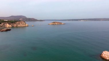 Hava aracı görüntüsü. Yazın Girit, Yunanistan 'da ünlü plaj manzarası. Libya denizinde nehir ve palmiye ağaçları olan ünlü bir sahil. Tropikal ada, Panoramik manzara Girit adasının en güzel plajları