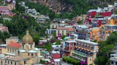 Positano, İtalya 'nın Amalfi Sahili' nde turistik bir yer. Amalfi kıyısındaki ünlü turist beldesinin havadan görünüşü. Yeşil sulu bitki örtüsü, Positano Napoli metropolitan bölgesinde bir köydür.. 