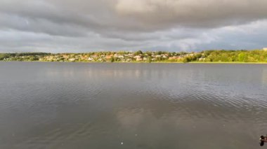 Danimarka 'da Viborg Gölü kıyısındaki villalar, Danimarka, Jutland, Harici, küçük balıkçı limanının yanındaki renkli evler, eski kereste evi. video halk parkında çekildi.