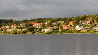 Danimarka 'da Viborg Gölü kıyısındaki villalar, Danimarka, Jutland, Harici, küçük balıkçı limanının yanındaki renkli evler, eski kereste evi. video halk parkında çekildi.