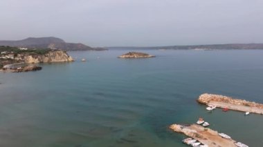 Hava aracı görüntüsü. Yazın Girit, Yunanistan 'da ünlü plaj manzarası. Libya denizinde nehir ve palmiye ağaçları olan ünlü bir sahil. Tropikal ada, Panoramik manzara Girit adasının en güzel plajları