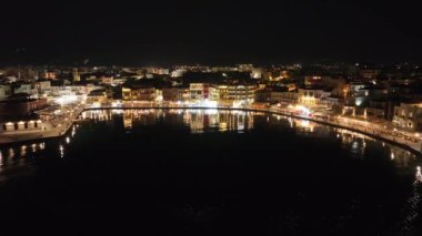 Geceleri Chania kasabası, Deniz feneri, İHA çekimi, Girit, Yunanistan, Chania 'nın muhteşem deniz feneri, Güzel Eski Şehir, Yunanistan ve en güzel manzaralı yerleri ile havadan görünüşü - eski güzel kasaba manzarası 