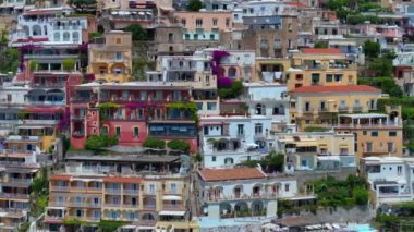 Positano, İtalya 'nın Amalfi Sahili' nde turistik bir yer. Amalfi kıyısındaki ünlü turist beldesinin havadan görünüşü. Yeşil sulu bitki örtüsü, Positano Napoli metropolitan bölgesinde bir köydür.. 