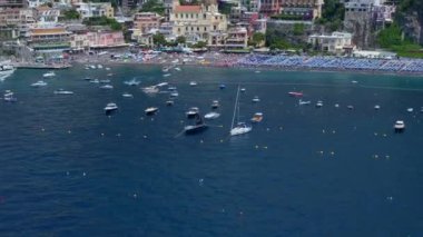 Positano, İtalya 'nın Amalfi Sahili' nde turistik bir yer. Amalfi kıyısındaki ünlü turist beldesinin havadan görünüşü. Yeşil sulu bitki örtüsü, Positano Napoli metropolitan bölgesinde bir köydür.. 