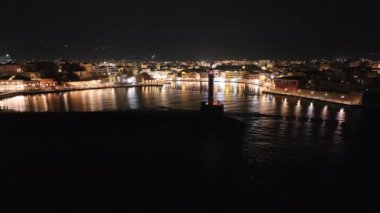 Geceleri Chania kasabası, Deniz feneri, İHA çekimi, Girit, Yunanistan, Chania 'nın muhteşem deniz feneri, Güzel Eski Şehir, Yunanistan ve en güzel manzaralı yerleri ile havadan görünüşü - eski güzel kasaba manzarası 