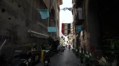 Napoli, İtalya - 2 Ağustos 2023: İtalya 'daki eski rahat caddenin manzarası. Roma 'nın mimarisi ve simgesi. Milan, Napoli. Eski bir İtalyan kasabasında sokak, geleneksel köyün boş sokaklarında yürüyor.,
