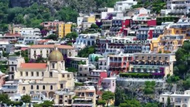 Positano, İtalya 'nın Amalfi Sahili' nde turistik bir yer. Amalfi kıyısındaki ünlü turist beldesinin havadan görünüşü. Yeşil sulu bitki örtüsü, Positano Napoli metropolitan bölgesinde bir köydür.. 