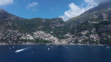 Positano, İtalya 'nın Amalfi Sahili' nde turistik bir yer. Amalfi kıyısındaki ünlü turist beldesinin havadan görünüşü. Yeşil sulu bitki örtüsü, Positano Napoli metropolitan bölgesinde bir köydür.. 