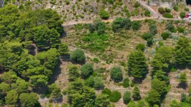 Hava aracı, eski ortaçağ manastırında gündoğumunda dağın tepesine tünemişti. İtalya, Dağ Zirvesi ve Kale, mimari anıt, hava manzaralı kale eski, Avrupa