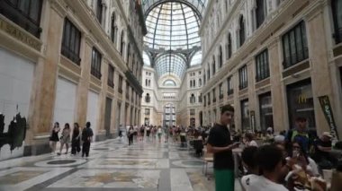 Napoli, İtalya - 8 Nisan 2022: Tarihi Kraliyet Alışveriş Salonu Arcade Galerisi Umberto 'nun cam tavanı, Eski Mimari ve Cam Kemer Tavanlı Tarihi umumi alışveriş galerisi, 