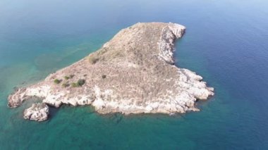 Hava aracı görüntüsü. Yazın Girit, Yunanistan 'da ünlü plaj manzarası. Libya denizinde nehir ve palmiye ağaçları olan ünlü bir sahil. Tropikal ada, Panoramik manzara Girit adasının en güzel plajları