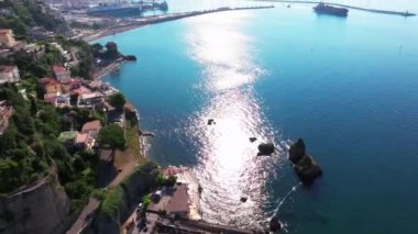 Amalfitana, Salerno, İtalya 'daki Vietnam konsolosu Mare' nin panoramik görüntüsü, Meta di Sorrento 'dan Vietnam konsolosu Mare' ye kadar uzanan Salerno ili 'nin İtalya kıyı yoludur. 