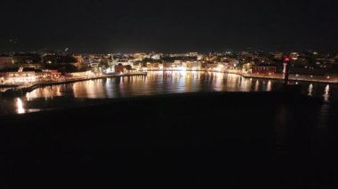 Geceleri Chania kasabası, Deniz feneri, İHA çekimi, Girit, Yunanistan, Chania 'nın muhteşem deniz feneri, Güzel Eski Şehir, Yunanistan ve en güzel manzaralı yerleri ile havadan görünüşü - eski güzel kasaba manzarası 