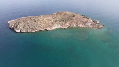 Hava aracı görüntüsü. Yazın Girit, Yunanistan 'da ünlü plaj manzarası. Libya denizinde nehir ve palmiye ağaçları olan ünlü bir sahil. Tropikal ada, Panoramik manzara Girit adasının en güzel plajları