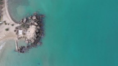 Hava aracı görüntüsü. Yazın Girit, Yunanistan 'da ünlü plaj manzarası. Libya denizinde nehir ve palmiye ağaçları olan ünlü bir sahil. Tropikal ada, Panoramik manzara Girit adasının en güzel plajları