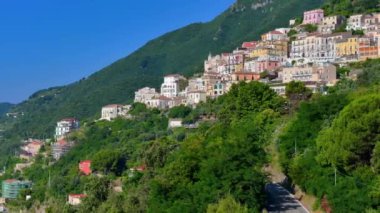 Amalfitana, Salerno, İtalya 'daki Vietnam konsolosu Mare' nin panoramik görüntüsü, Meta di Sorrento 'dan Vietnam konsolosu Mare' ye kadar uzanan Salerno ili 'nin İtalya kıyı yoludur. 