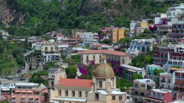 Positano, İtalya 'nın Amalfi Sahili' nde turistik bir yer. Amalfi kıyısındaki ünlü turist beldesinin havadan görünüşü. Yeşil sulu bitki örtüsü, Positano Napoli metropolitan bölgesinde bir köydür.. 