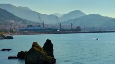 Amalfitana, Salerno, İtalya 'daki Vietnam konsolosu Mare' nin panoramik görüntüsü, Meta di Sorrento 'dan Vietnam konsolosu Mare' ye kadar uzanan Salerno ili 'nin İtalya kıyı yoludur. 