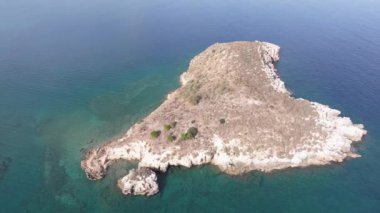 Hava aracı görüntüsü. Yazın Girit, Yunanistan 'da ünlü plaj manzarası. Libya denizinde nehir ve palmiye ağaçları olan ünlü bir sahil. Tropikal ada, Panoramik manzara Girit adasının en güzel plajları