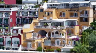 Positano, İtalya 'nın Amalfi Sahili' nde turistik bir yer. Amalfi kıyısındaki ünlü turist beldesinin havadan görünüşü. Yeşil sulu bitki örtüsü, Positano Napoli metropolitan bölgesinde bir köydür.. 