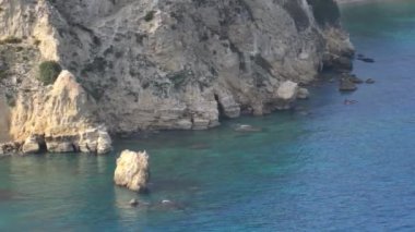 Hava aracı görüntüsü. Yazın Girit, Yunanistan 'da ünlü plaj manzarası. Libya denizinde nehir ve palmiye ağaçları olan ünlü bir sahil. Tropikal ada, Panoramik manzara Girit adasının en güzel plajları