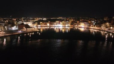 Geceleri Chania kasabası, Deniz feneri, İHA çekimi, Girit, Yunanistan, Chania 'nın muhteşem deniz feneri, Güzel Eski Şehir, Yunanistan ve en güzel manzaralı yerleri ile havadan görünüşü - eski güzel kasaba manzarası 