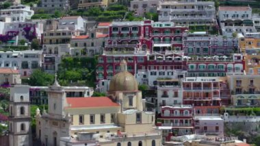 Positano, İtalya 'nın Amalfi Sahili' nde turistik bir yer. Amalfi kıyısındaki ünlü turist beldesinin havadan görünüşü. Yeşil sulu bitki örtüsü, Positano Napoli metropolitan bölgesinde bir köydür.. 
