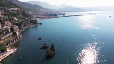 Amalfitana, Salerno, İtalya 'daki Vietnam konsolosu Mare' nin panoramik görüntüsü, Meta di Sorrento 'dan Vietnam konsolosu Mare' ye kadar uzanan Salerno ili 'nin İtalya kıyı yoludur. 