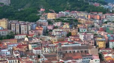 Positano, İtalya 'nın Amalfi Sahili' nde turistik bir yer. Amalfi kıyısındaki ünlü turist beldesinin havadan görünüşü. Yeşil sulu bitki örtüsü, Positano Napoli metropolitan bölgesinde bir köydür.. 