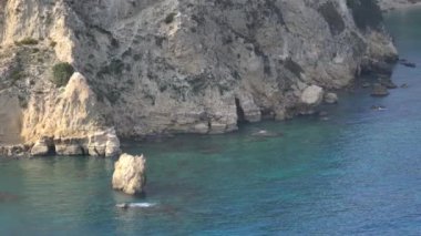 Hava aracı görüntüsü. Yazın Girit, Yunanistan 'da ünlü plaj manzarası. Libya denizinde nehir ve palmiye ağaçları olan ünlü bir sahil. Tropikal ada, Panoramik manzara Girit adasının en güzel plajları