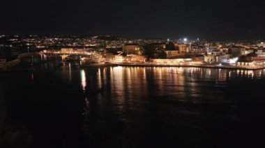 Geceleri Chania kasabası, Deniz feneri, İHA çekimi, Girit, Yunanistan, Chania 'nın muhteşem deniz feneri, Güzel Eski Şehir, Yunanistan ve en güzel manzaralı yerleri ile havadan görünüşü - eski güzel kasaba manzarası 