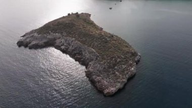 Hava aracı görüntüsü. Yazın Girit, Yunanistan 'da ünlü plaj manzarası. Libya denizinde nehir ve palmiye ağaçları olan ünlü bir sahil. Tropikal ada, Panoramik manzara Girit adasının en güzel plajları